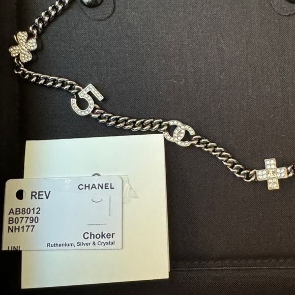 Chanel choker in ruthenium, silver, and crystal - Picture 13 of 16